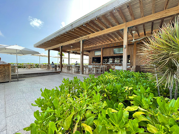 inside bamboo bar and grill at four seasons