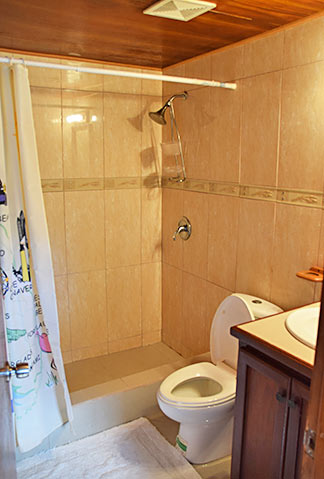 kamilah suite bathroom