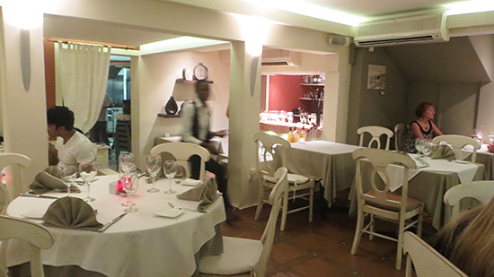 inside bistrot caraibes