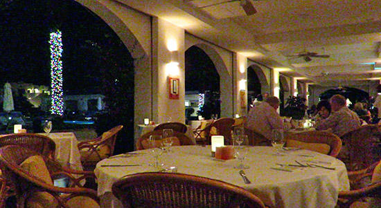 inside le bistro at santorini