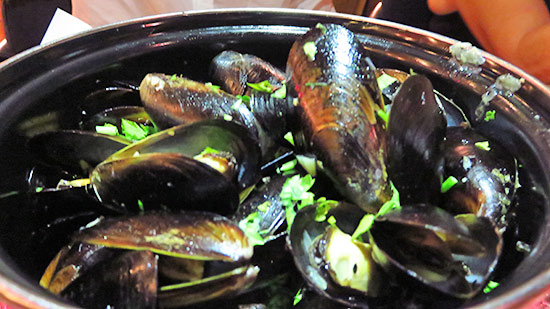 fresh mussels at le bar