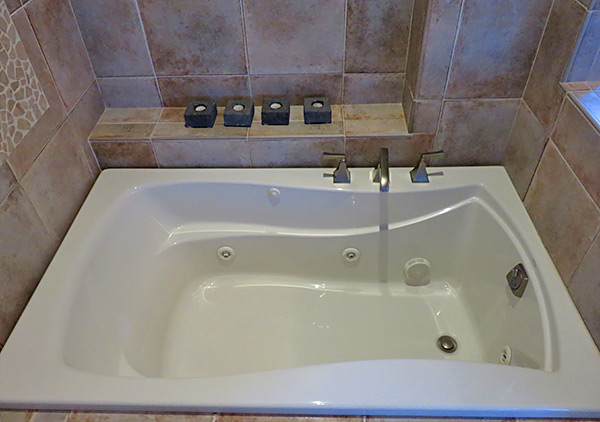 bird of paradise villa's lower master bathroom sink tub