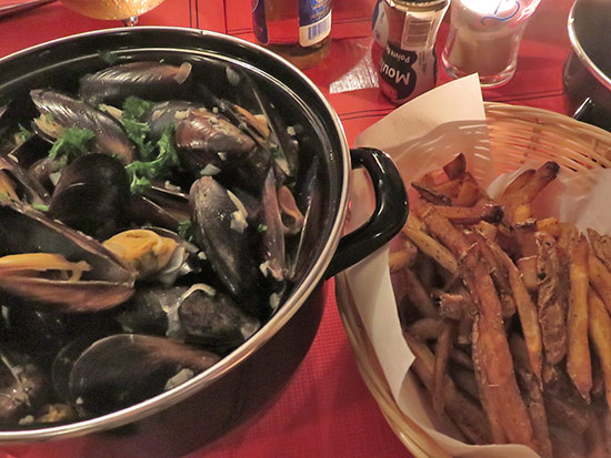 mussels with fries at le bar