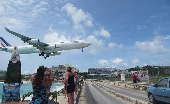 planes landing at sxm airport