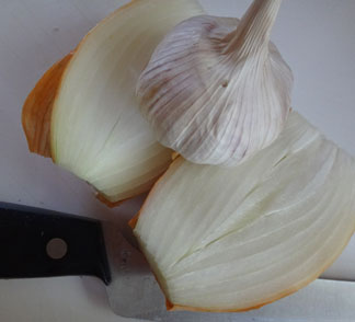 fresh garlic for preparing saltfish