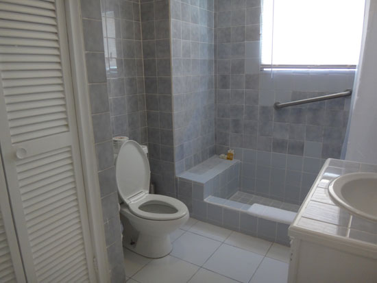 bathroom in rendezvous bay hotel