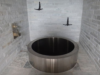 solaire bathtub in bathroom