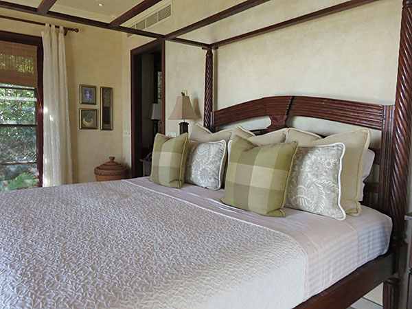 the master bedroom king bed at bird of paradise villa