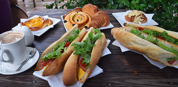 breakfast set up at le bon pain