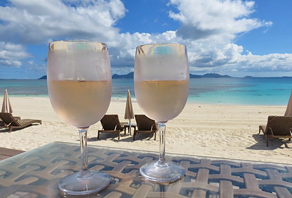 glasses of rosé enjoyed at the reef breezes