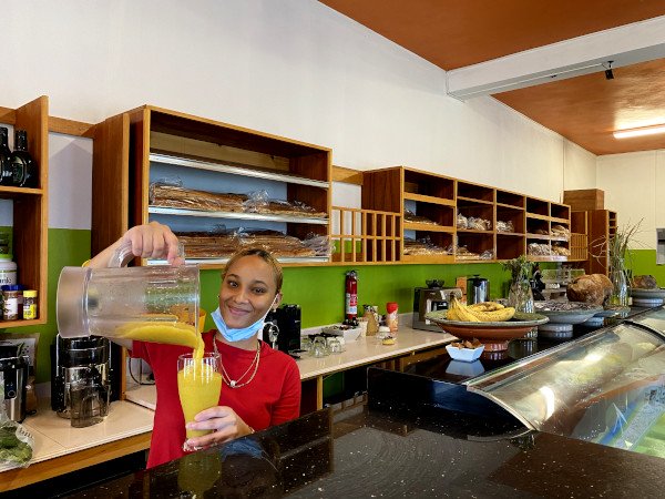 Francesca pouring a mango,kiwi and lemon smoothie