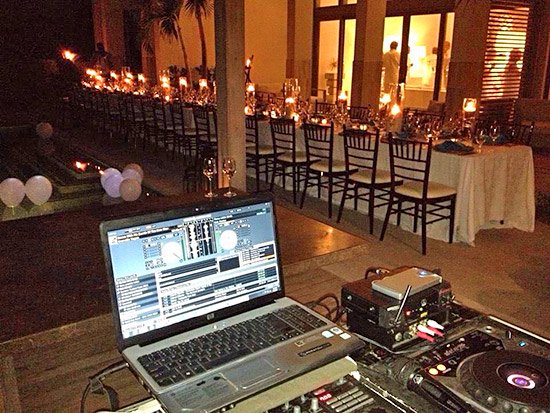 dj kue at a wedding