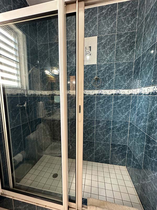 easy corner villas shower
