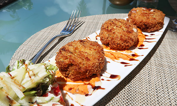 crab cakes at julians at quintessence hotel