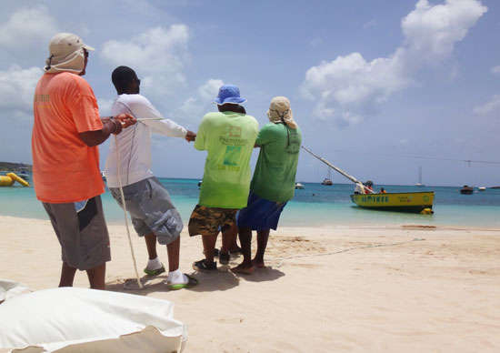 de tree anguilla racing boat putting the ropes in place