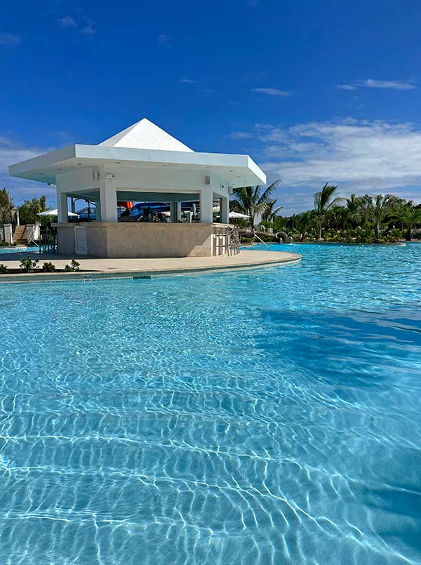 swim up pool at aurora entertainment park