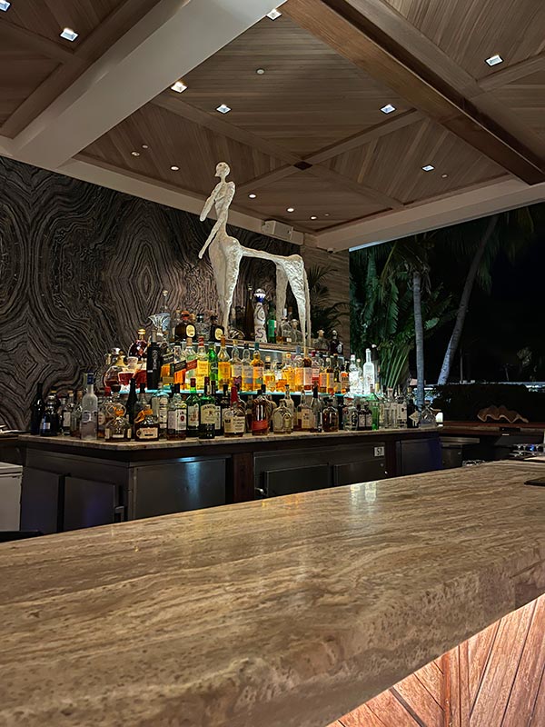 the chic bar at sunset longe four seasons